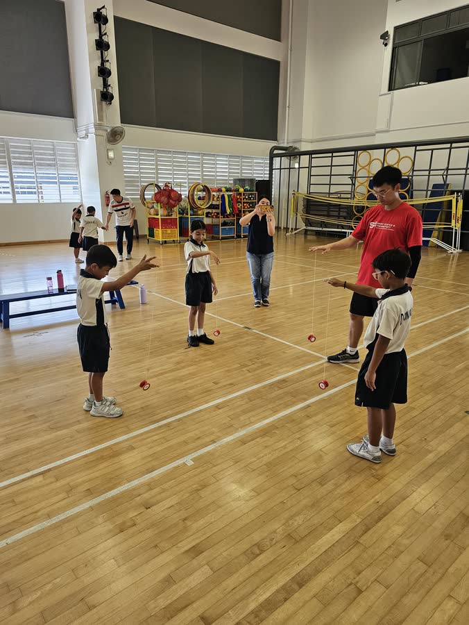 Kids showing yoyo tricks in enrichment
