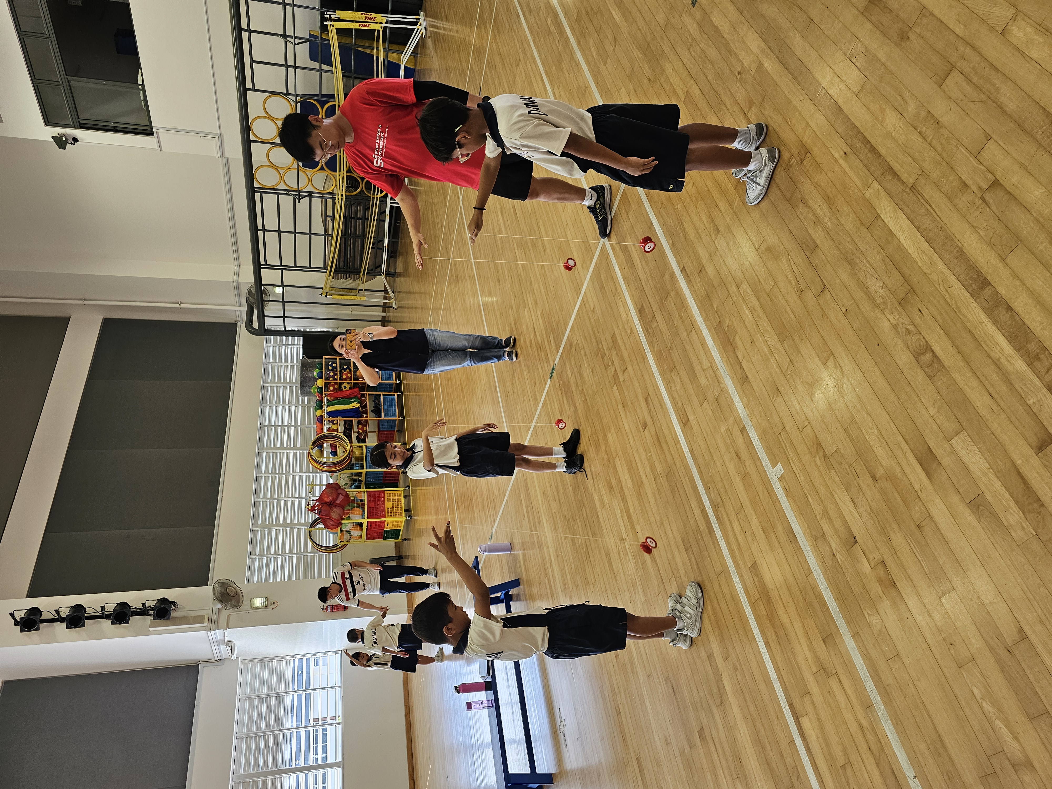 Kids showing yoyo tricks in enrichment
