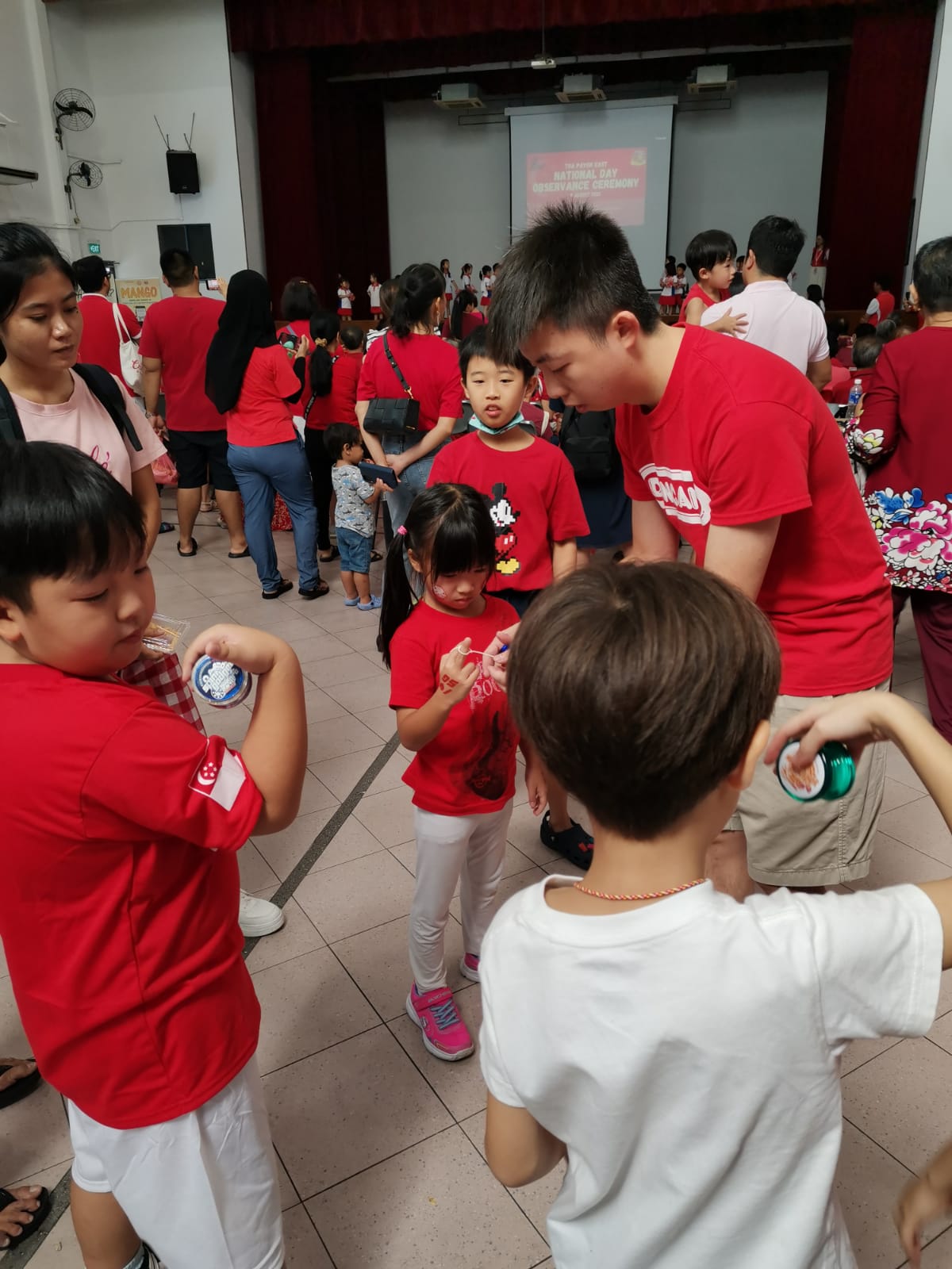 Kids showing yoyo tricks in class