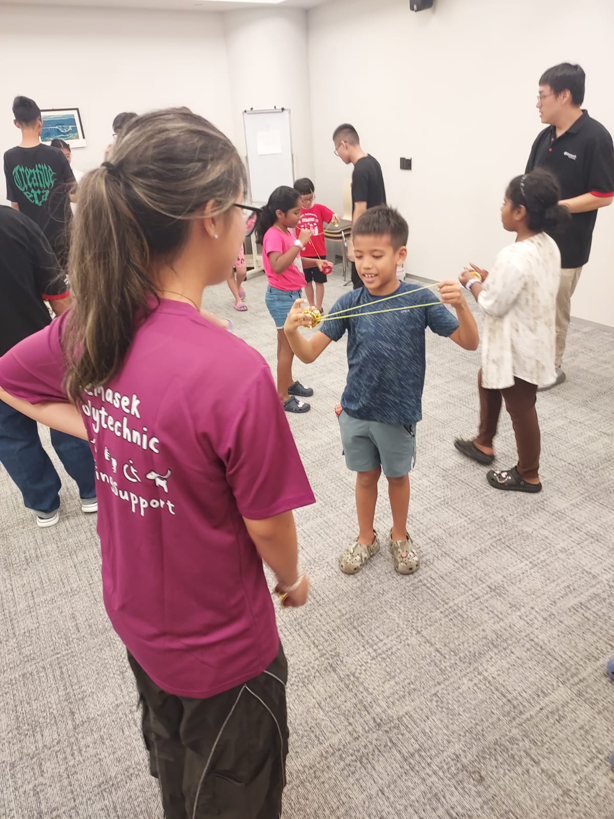 Kids learning yoyo in group class