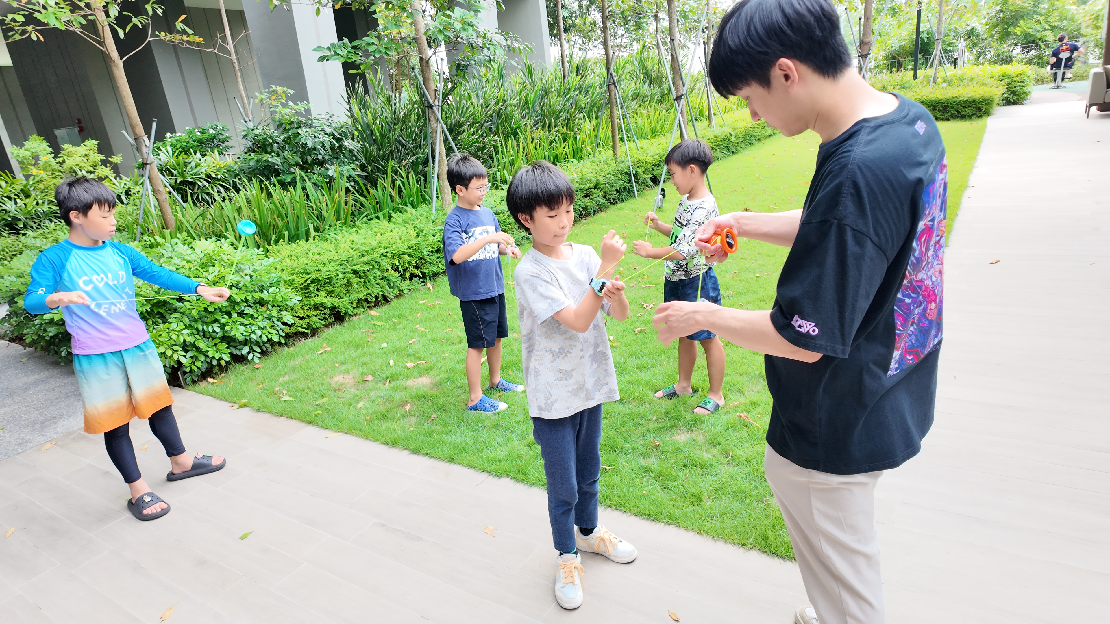 Kids practicing yoyo together