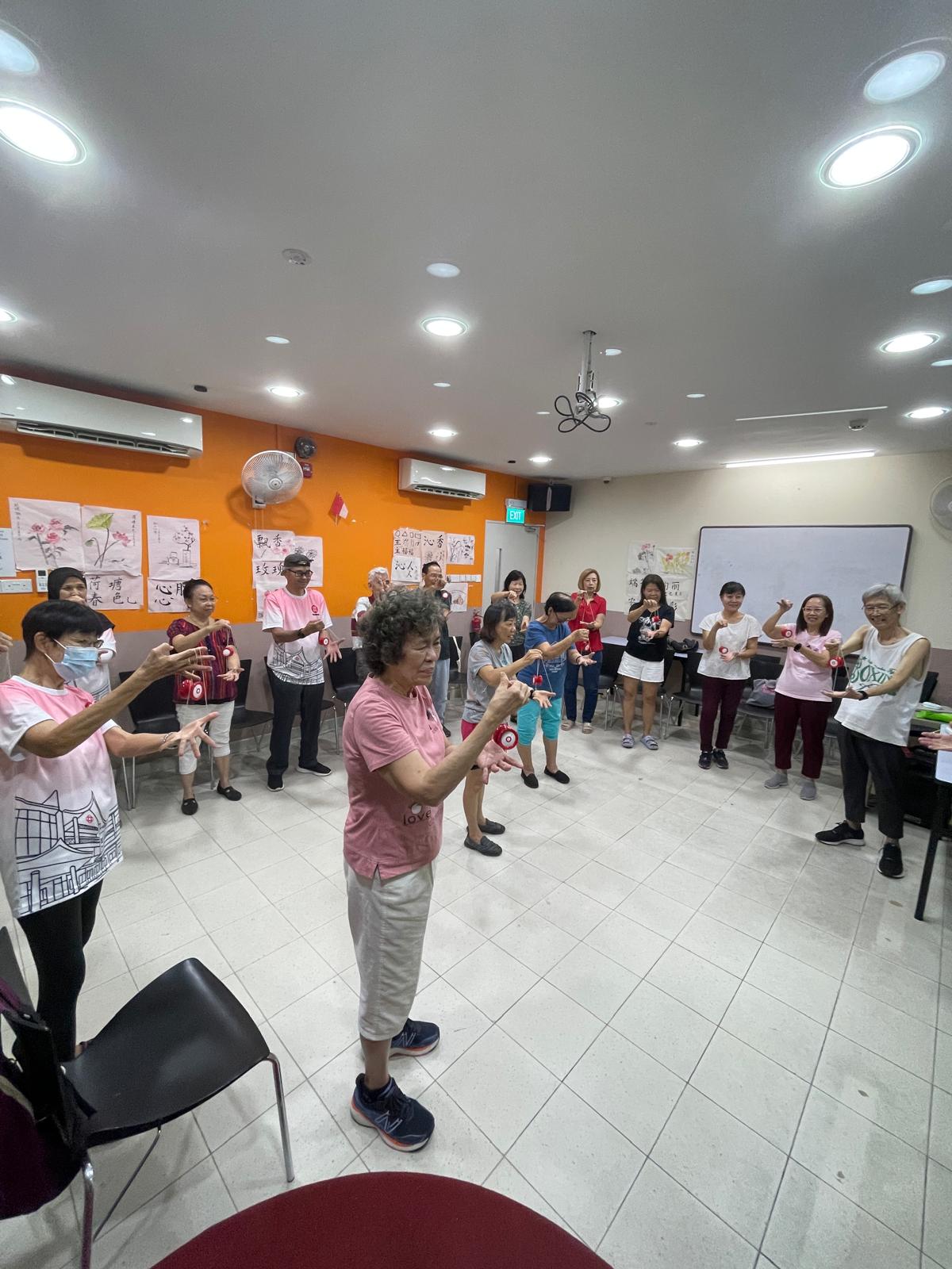 A senior learning to yo-yo