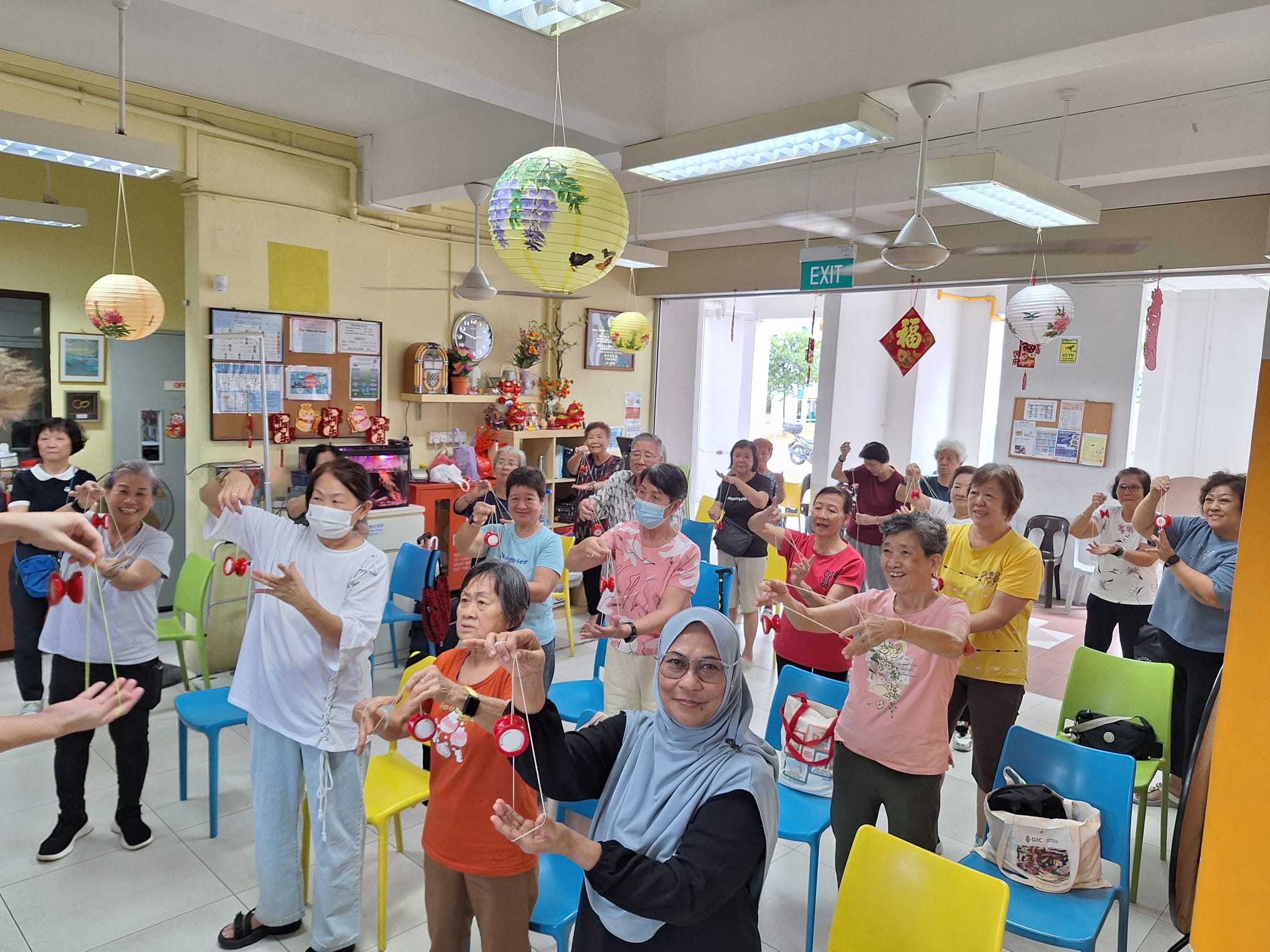 Seniors learning to yo-yo at a community session